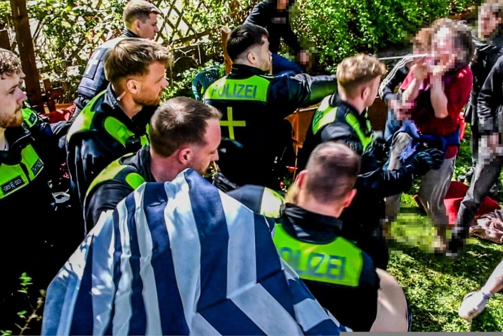 Dieses Bild hat ein leeres Alt-Attribut. Der Dateiname ist Polizeigewalt1-1024x683.jpg